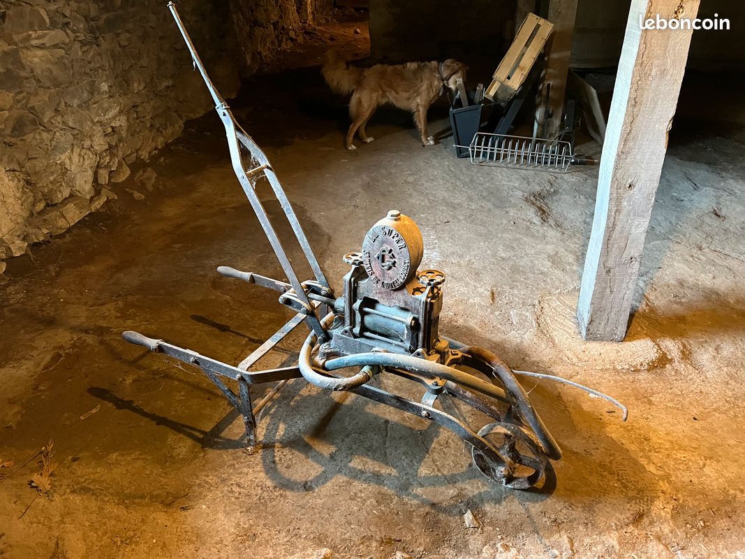 Pompe à main manuelle ancienne : LA SUPER (image 1)