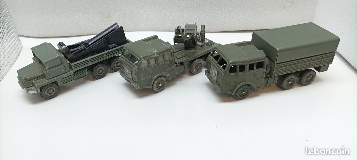 Lot 127 - DINKY TOYS: A GROUP OF ASSORTED MILITARY