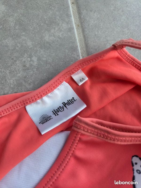 Maillot de bain 6ans
Harry potter 
L'élastique des bretelles commencent à s'user et petites tâches à l'intérieur, à cause de la crème solaire ou des produits mis dans la piscine. 
Peu encore servir (image 3)