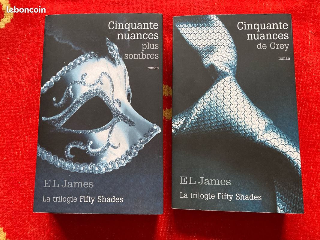 E.L. James. Deux volumes de la trilogie Fifty Shades. 1) Cinquante nuances de  Grey. 2) Cinquante nuances plus sombres. 2013 - Livres