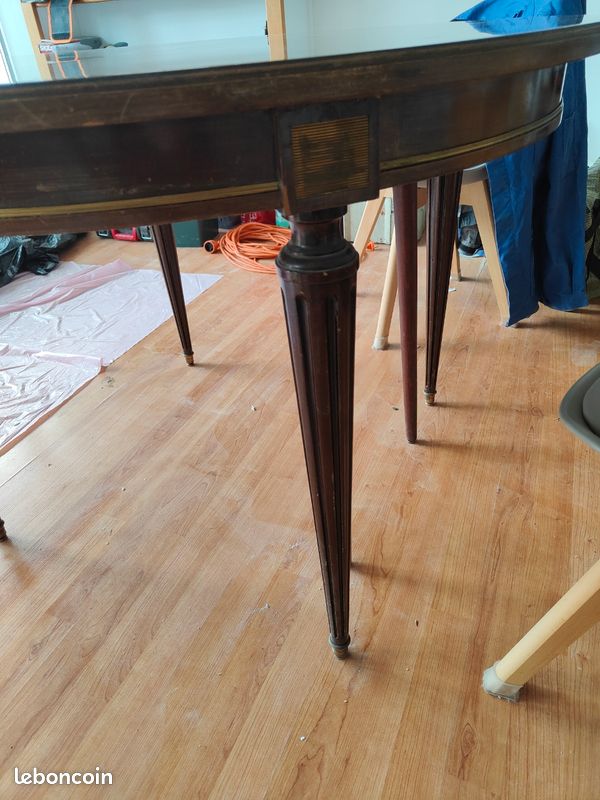Table ronde en acajou (image 2)