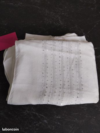 Echarpe blanche à paillettes neuve Armand Thiery Accessoires