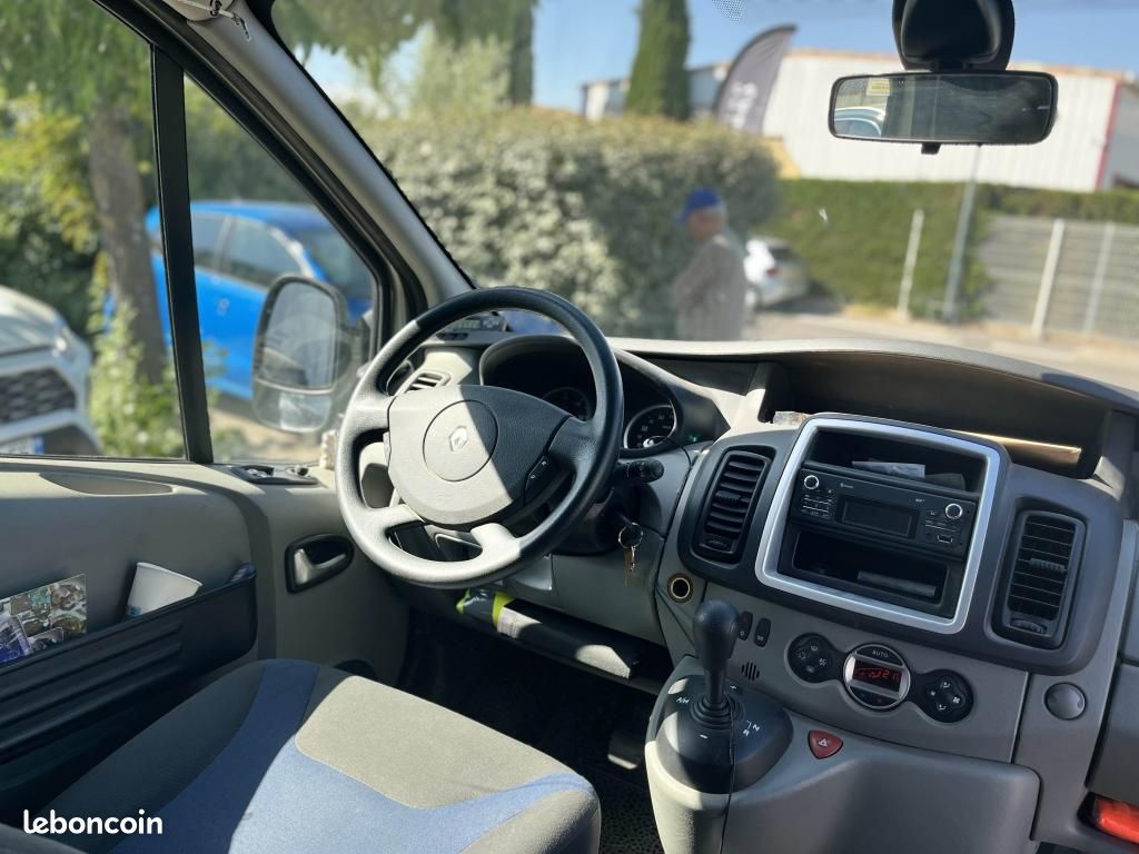 RENAULT TRAFIC Passenger L1H1 2.0 dCi 115 - AMÉNAGÉ OU 8 PLACES - BVA - FULL ENTRETIEN - 2E MAIN (image 10)