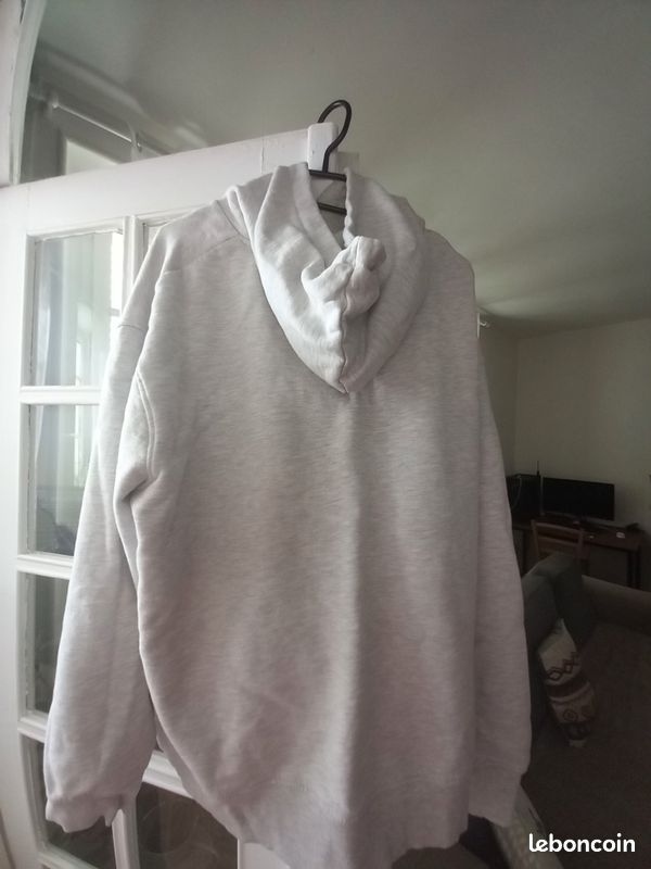 Pull à capuche avec 2 poches ouverte (image 3)