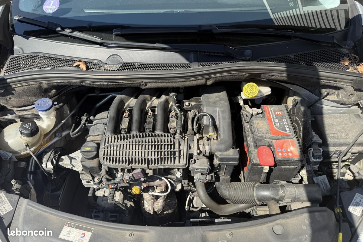 PEUGEOT 208 1.2i - 82 Allure (image 25)