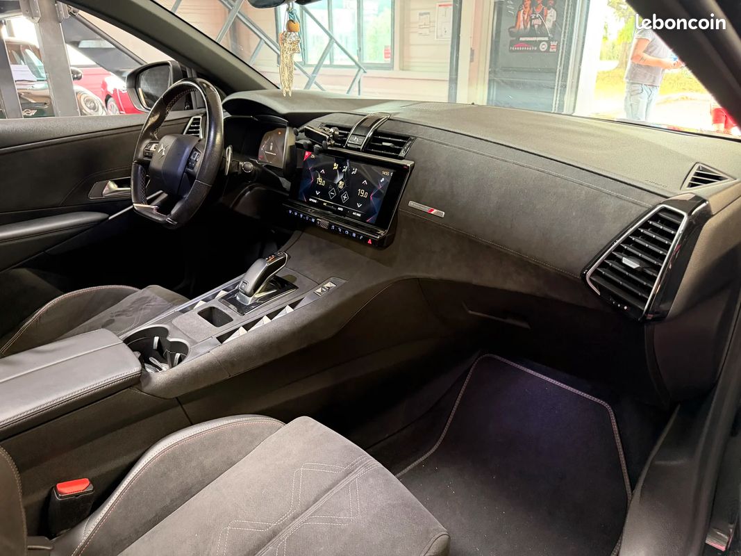 DS7 Crossback Performance Line 1.6 THP 225 EAT8 - Entretien suivi / Toit ouvrant / Attelage / CarPlay / Sellerie Cuir-Alcantara (image 22)