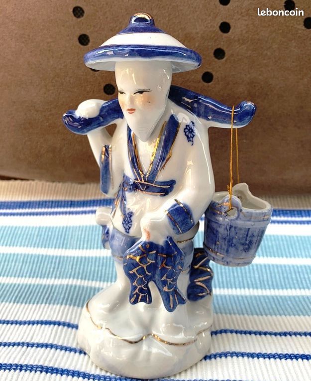 Statuette pêcheur asiatique blanc et bleu avec seau amovible en faïence H 15 cm (image 1)