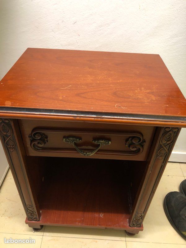 Table de nuit en bois (image 1)