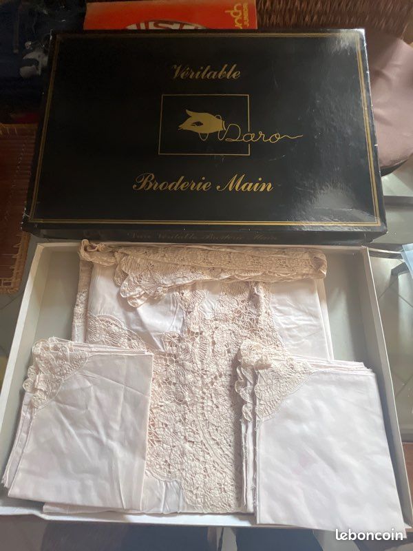 Ancienne Nappe et serviette de table brodé à la main daro (image 1)