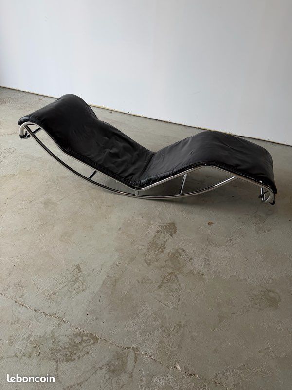 Chaise longue modèle LC4 par Le corbusier, Charlotte Perriand et Pierre Jeanneret en chrome et cuir (image 3)