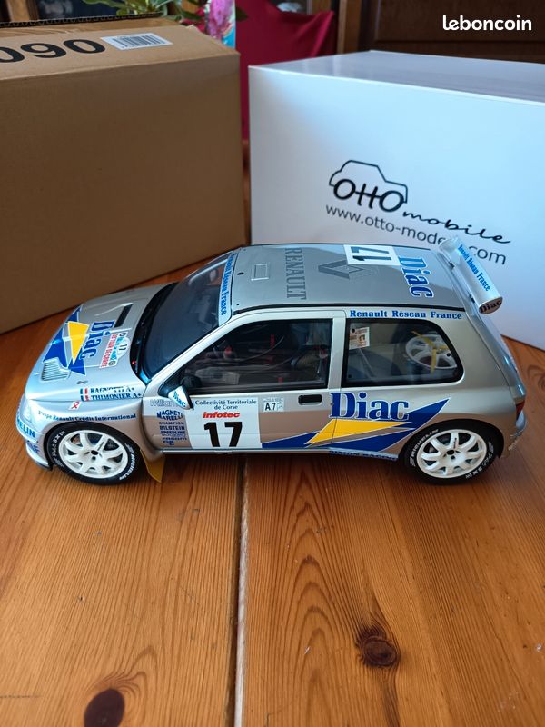 Renault Clio Maxi Présentation cours 1995 1/43 Universal