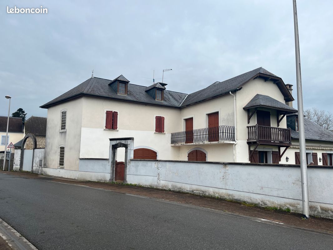 Maison 8 pièces 330 m² · à Oloron-Sainte-Marie · 330 m² · 374 000 €