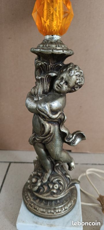 Ancienne lampe à poser en régule, angelot, ange, chérubin, putti avec un oiseau Ancienne lampe à poser en régule, angelot, ange, chérubin, putti avec un oiseau