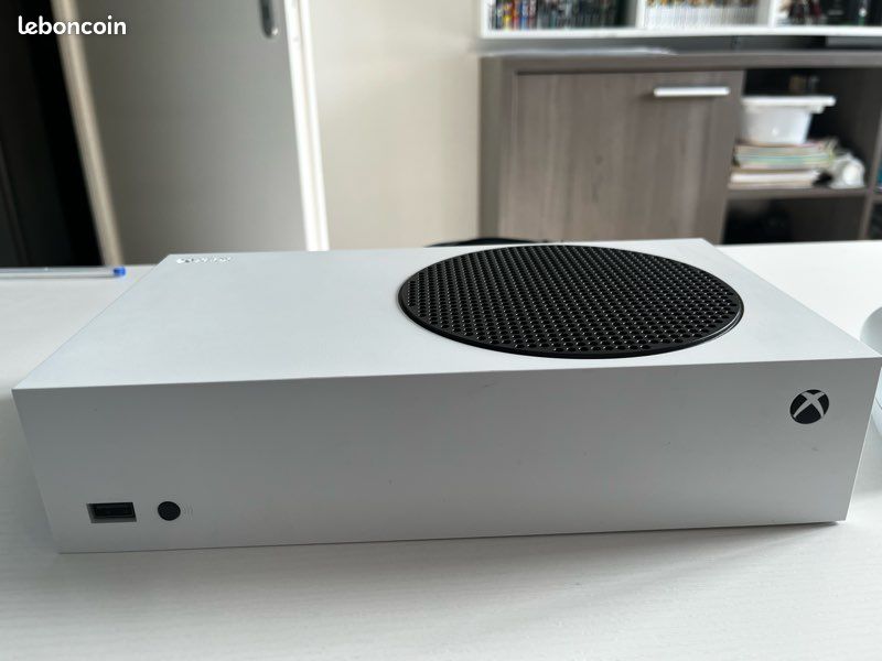 Xbox serie S avec manette et câble d’alimentation, état nickel (image 2)