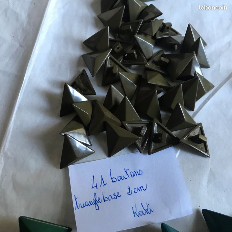 Lot De 6 Gros Boutons Vintage Blancs - Triangle, 3 Trous, 3.2 Cm, Référence 3477, Occasion