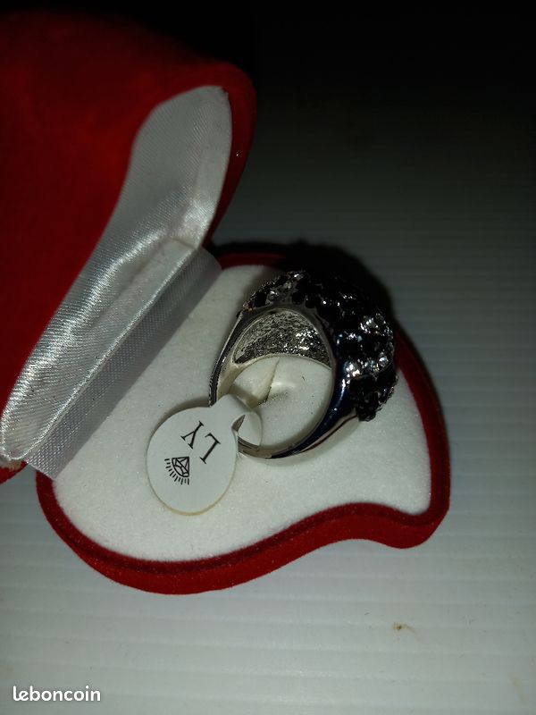Bague femme imposante T 56,5 couleur noire et blanche Montres