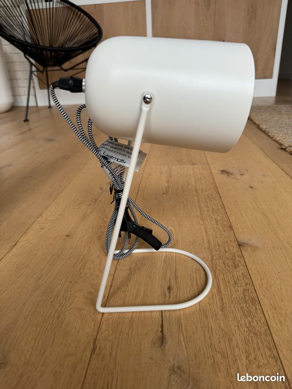 Lampe de bureau blanche (image 1)