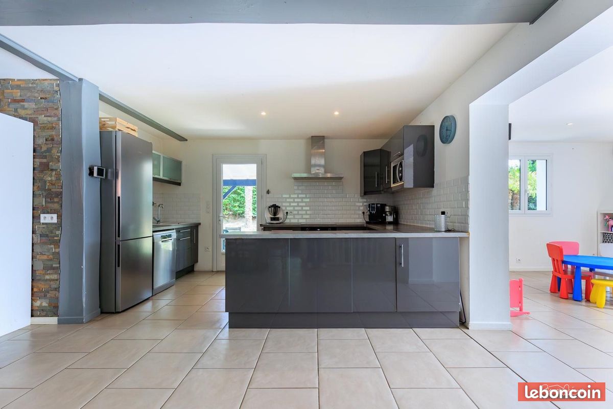 Propriété 9 pièces 213 m² (image 3)