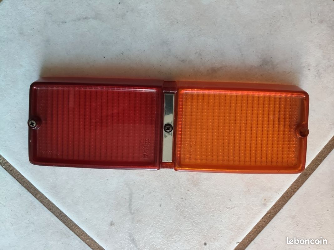 Fiat 128 Cabochon de feux arrière très bon etat (image 1)