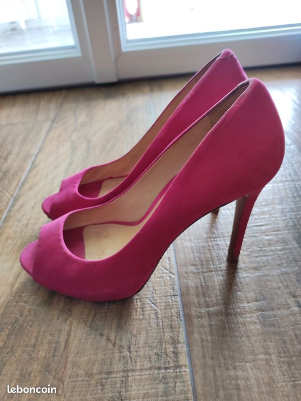 Escarpin rose fushia à talons hauts fins André Chaussures