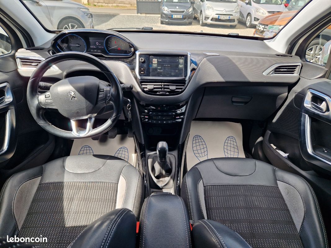Peugeot 2008 1.2i 110 CV ALLURE (image 5)