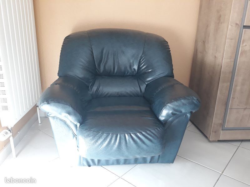 Un fauteuil bleu marine (image 1)