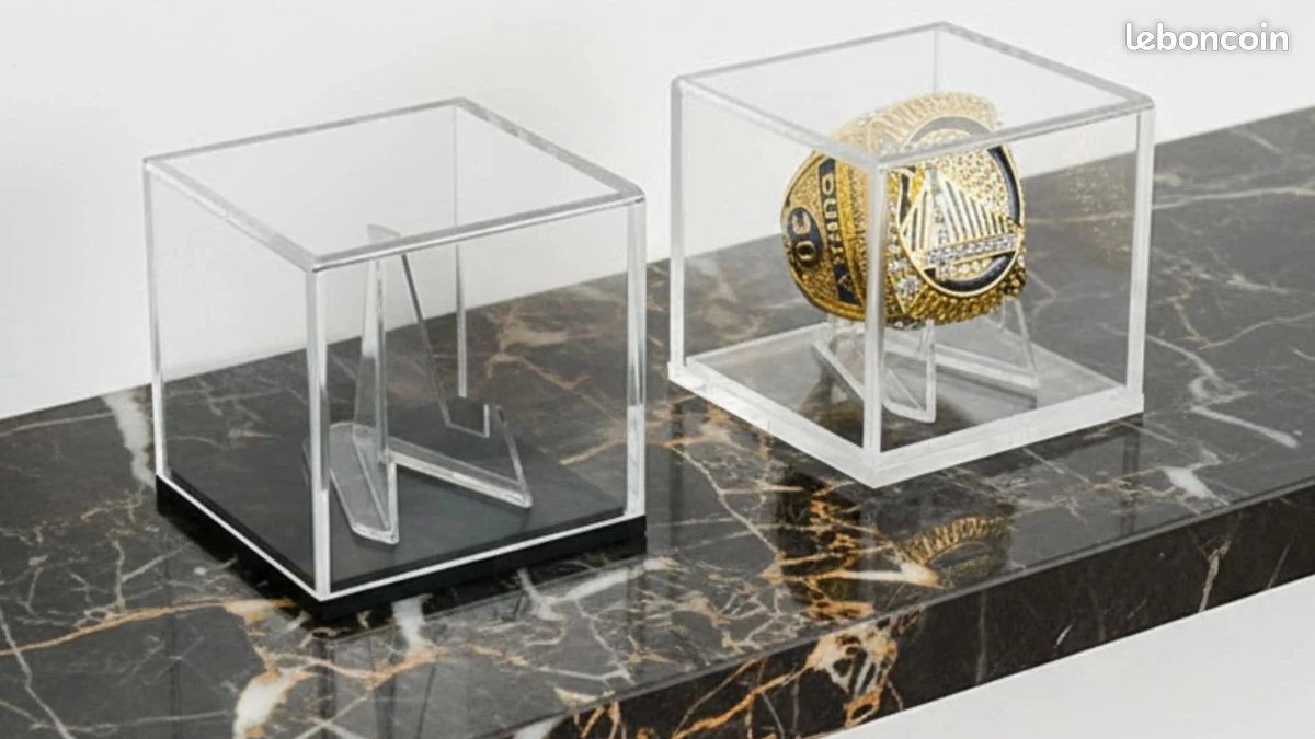 Vitrine SUSPENDUE en plexiglas