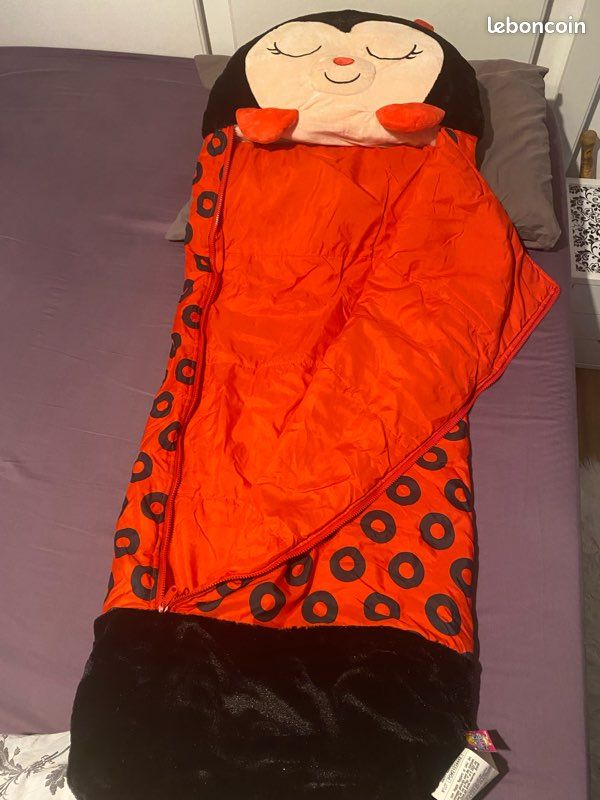 Oreiller 2 en 1 Qui Se Transforme en Sac De Couchage, Grand Oreiller Et Sac De Couchage Happy Nap Play, Fun Sleeping Bag Surprise Green Calf (3-6yrs) (Coccinelle noire