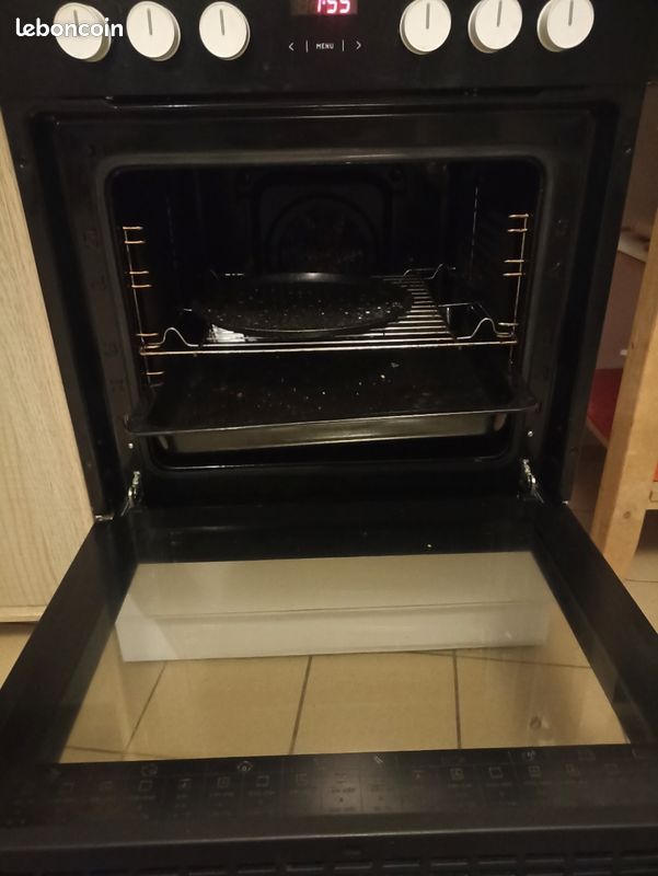 Cuisinière vitrocéramique très bon état four programmable avec affichage de l'heure (image 3)