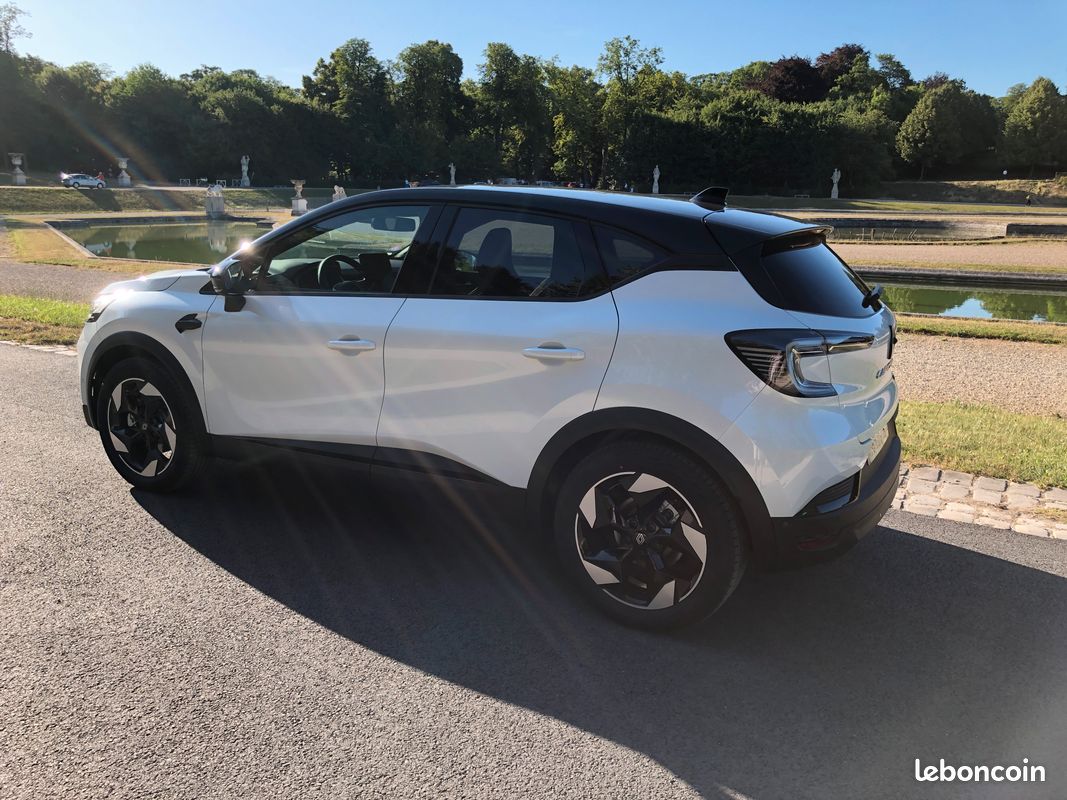 Collaborateur Retraité Renault vend Nouveau CAPTUR TECHNO E-TECH FULL HYBRID 160 CV (image 2)