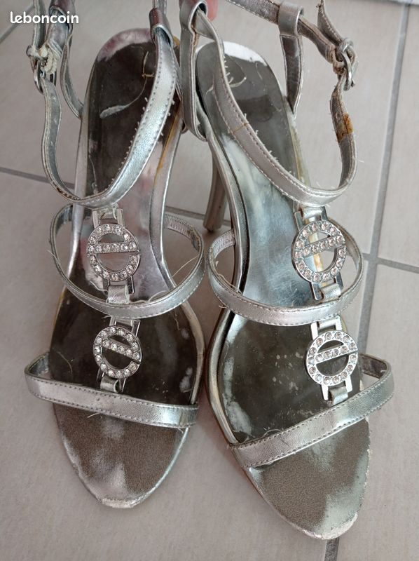 Chaussures escarpins à talons gris argenté strass marque Elite pointure 39 État très moyen Beaucoup porté Multiples marques d'usure. Voir photo Talons a refaire entièrement (image 1)