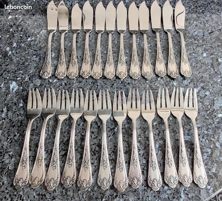 12 FOURCHETTES ET 12 couteaux a poisson en métal argenté P P filet et coquille EUR 121,00 - FR