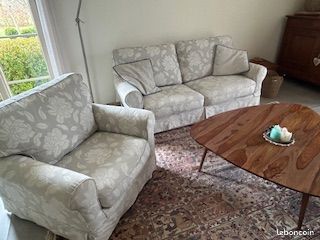 Elégant salon gris pâle et motifs blancs (image 1)