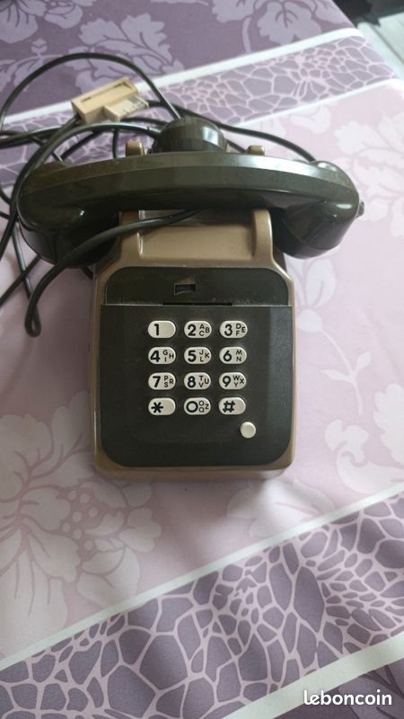 Titre :* Téléphone fixe mural vintage marron - années 80 - Objet déco
*Titre :* Téléphone fixe mural vintage marron - années 80 - Objet déco (image 1)