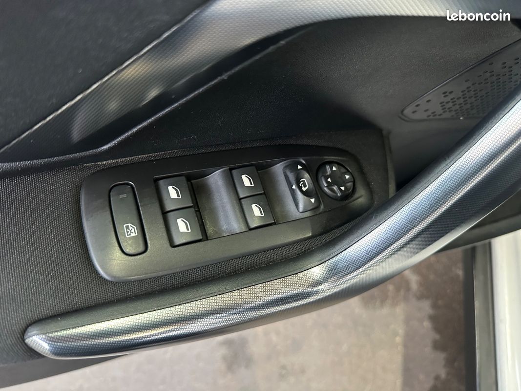 Peugeot 2008 1,5 BLUE HDI 100 CH Allure Carplay (image 15)