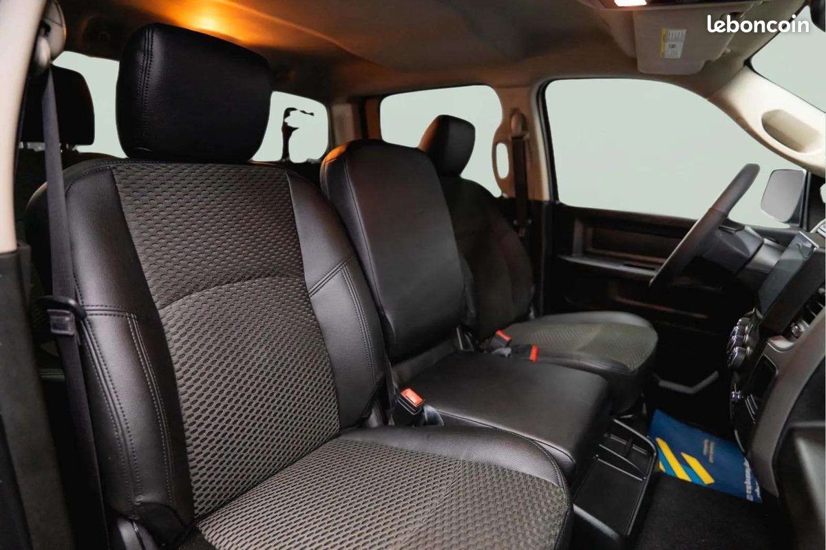 Dodge RAM 5.7 V8 HEMI 4x4 * Pack Offroad Nuit * LED * AHK * 6 Places (image 16)