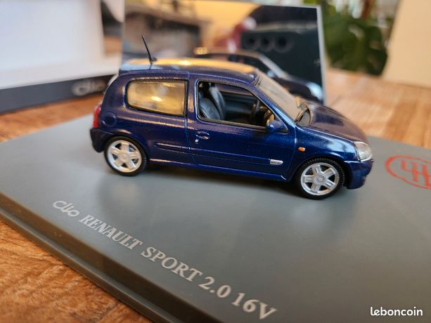 RENAULT CLIO 1990 SCALE 1/43 UNIVERSAL HOBBIES