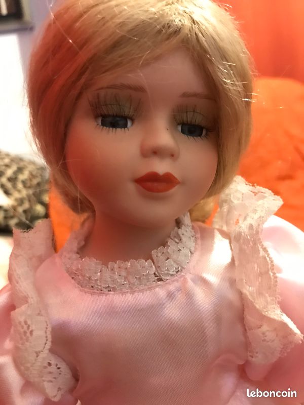 Poupée en porcelaine vintage 16 de haut, yeux bleus en verre, robe victorienne en satin rose - France