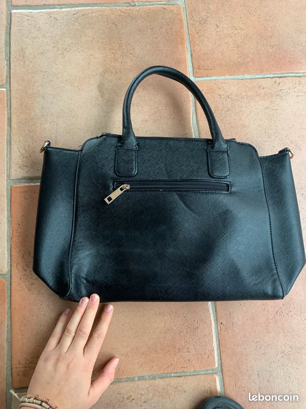 Sac noir et détails or (image 1)