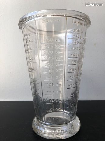 Verre mesureur gradué en verre moulé ancien, Mougin – Début de Série