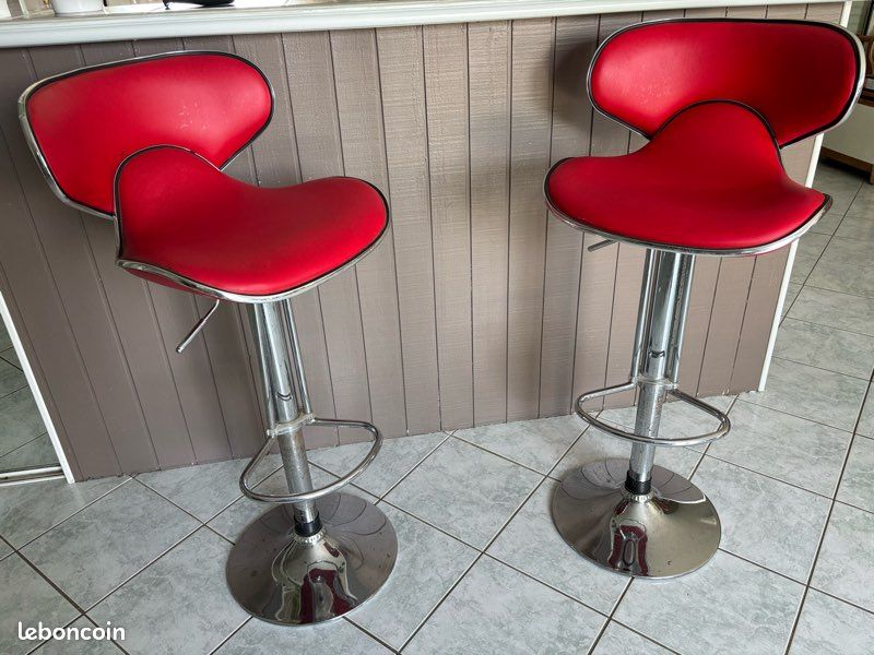 Chaise haute rouge (image 1)