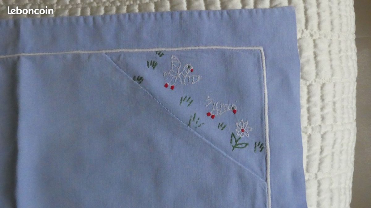 Très ancienne taie d'oreiller bébé 42*32cm en coton, brodée main en très bon état (image 3)