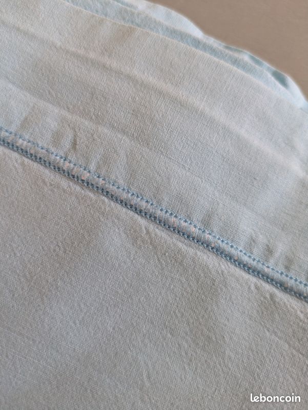 Drap plat bleu ciel avec un liseré (image 1)