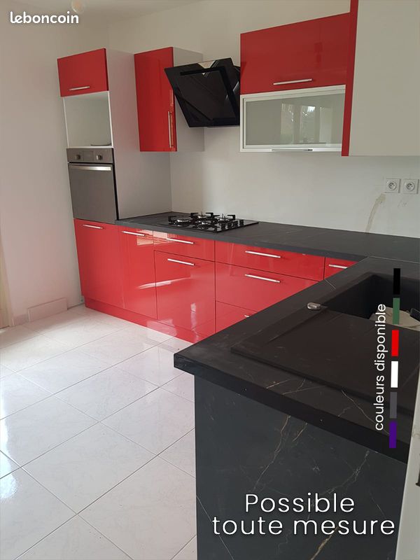 Cuisine rouge d’angle appartement (image 1)