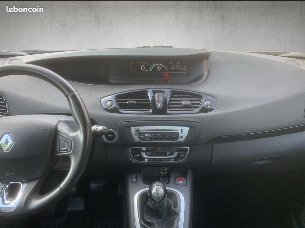 RENAULT SCENIC III dCi 110 Energy eco2 Bose Edition (image 14)