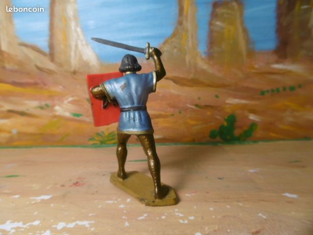 STARLUX Moyen-âge Seigneur avec épée et bouclier - Starlux 6052 socle gris