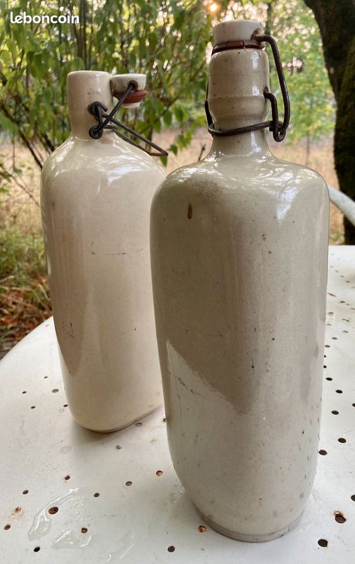 Bouteilles en grès triangulaire avec bouchon (image 1)