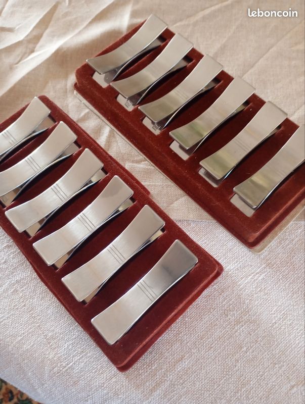 LETANG REMY Série de 12 porte-couteaux en inox. 8 cm (que... | enchères