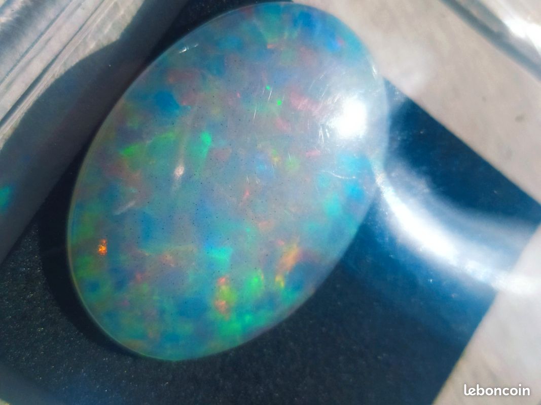 RARE ! OPALE BLANCHE JAUNE MULTICOLORE D'ETHIOPIE : 7.8 mm x 5.5 m