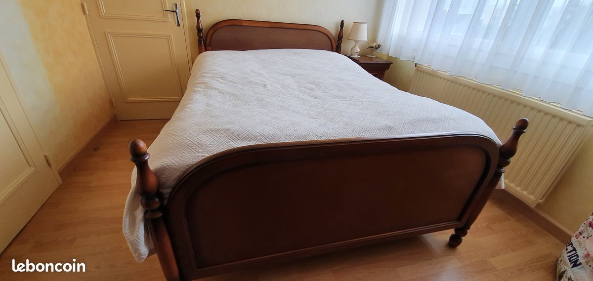 Chambre à coucher en merisier (image 1)